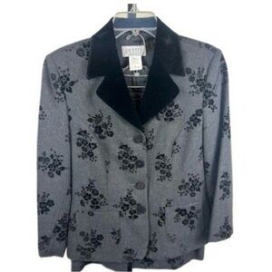 Stunning Two Piece Blazer/Jacket skirt. Excellent Used condition, Vintage find!